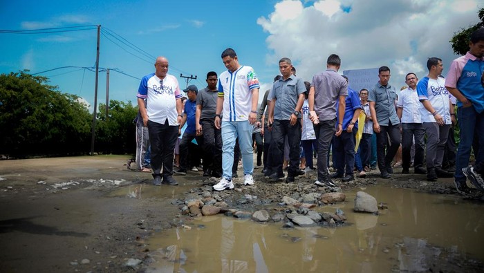 Bobby Nasution mengecek jalan rusak saat melintas di Kabupaten Nias Utara (Dok. Istimewa)