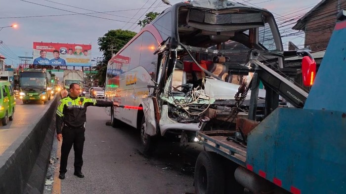 Bus Eka ringsek usai tabrak truk kontainer di dekat Pasar Babadan, Kelurahan Langensari, Kecamatan Ungaran, Kabupaten Semarang, Senin (4/11/2024).