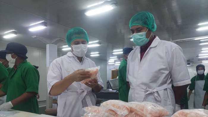 Cagub Emil Dardak mengunjungi pabrik RUM Seafood, Sidoarjo