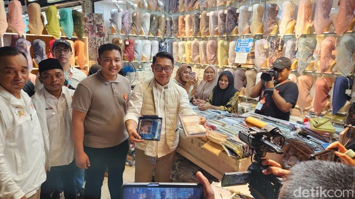 Calon Gubernur nomor urut 1 Ridwan Kamil (RK) blusukan di Pasar Tanah Abang, Jakarta Pusat. (Adrial/detikcom)