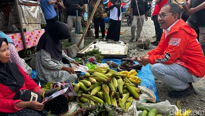 Calon Gubernur Sulsel nomor urut 1, Moh Ramdhan ‘Danny’ Pomanto mengunjungi Pasar Rakyat Bone-Bone, Luwu Utara.