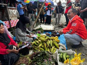 Disapa Danny, Pedagang di Pasar Rakyat Bone-Bone Curhat Kurang Pembeli