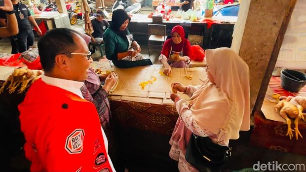 Calon Gubernur Sulsel nomor urut 1, Moh Ramdhan 'Danny' Pomanto mengunjungi Pasar Sentral Masamba, Luwu Utara.