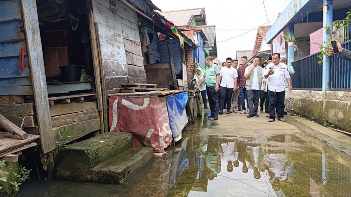 Calon Wali Kota Palembang Ratu Dewa mengecek lokasi banjir di Kecamatan Sukarami