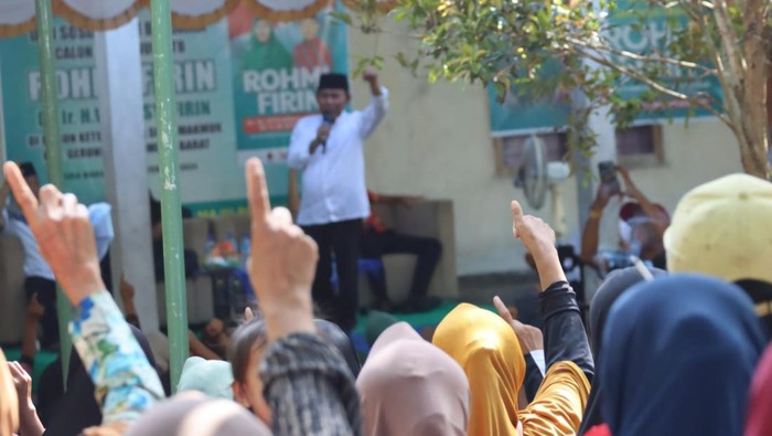 Cawagub Musyafirin saat kampanye dialogis di kampung PMI di Suka Makmur, Lombok Barat, Senin (4/11/2024).