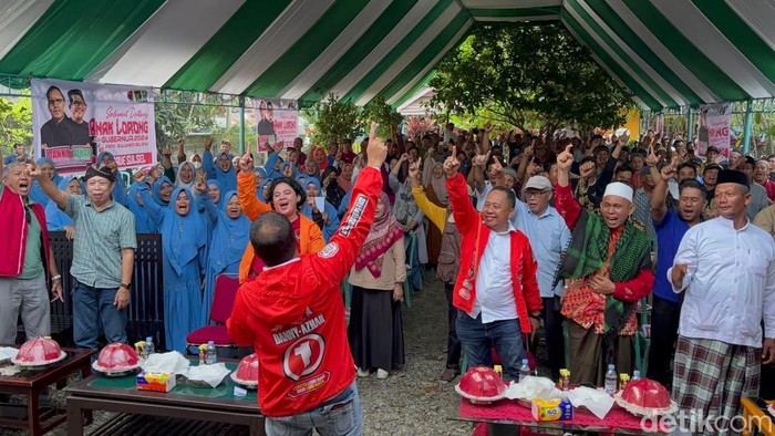 Calon Gubernur Sulawesi Selatan (Sulsel) nomor urut 1, Moh Ramdhan Danny Pomanto saat kampanye di Desa Katulungan, Kecamatan Suka Maju, Kabupaten Luwu Utara, Senin (4/11/2024).