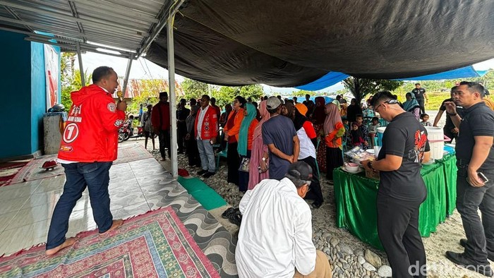 Danny temui pendukung di Kampung Lombok, Luwu Utara.