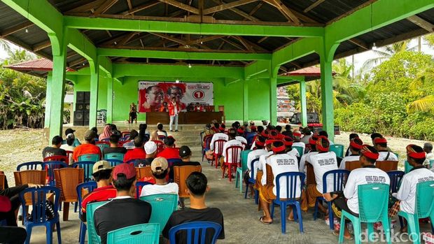 Danny temui warga di Kampung Bali di Luwu Utara.