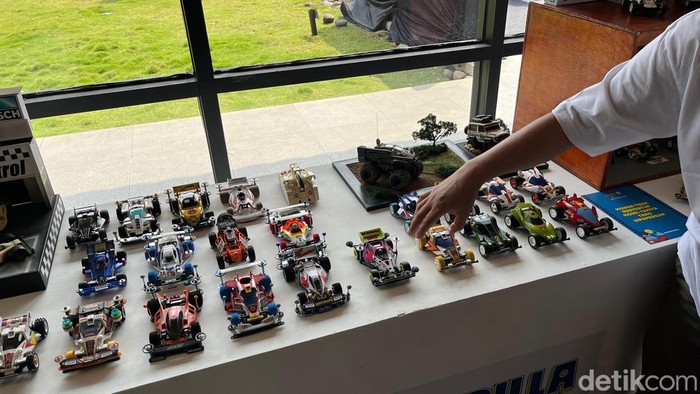 Deretan koleksi tamiya milik Ahmad Sohari yang dipamerkan dalam acara “Good Gorilla Mini 4WD Classic Race” di Layana Hall, Kiara Artha Park, Kota Bandung. Minggu (3/11/2024).