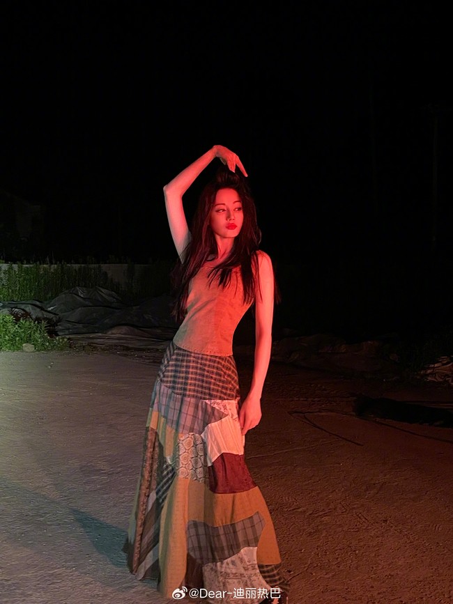 Huang Jingyu memang berasal dari Liaoning sementara Dilraba Dilmurat dikenal sebagai perwakilan kecantikan suku Uigyur dari Xinjiang. Keduanya dipertemukan lewat drama Love Designer(2020) dan sejak itu sering digosipkan pacaran selagi keduanya juga tidak diketahui punya pasangan.Foto: Dok. Weibo Dilraba Dilmurat