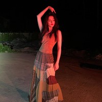 Huang Jingyu memang berasal dari Liaoning sementara Dilraba Dilmurat dikenal sebagai perwakilan kecantikan suku Uigyur dari Xinjiang. Keduanya dipertemukan lewat drama Love Designer(2020) dan sejak itu sering digosipkan pacaran selagi keduanya juga tidak diketahui punya pasangan.Foto: Dok. Weibo Dilraba Dilmurat