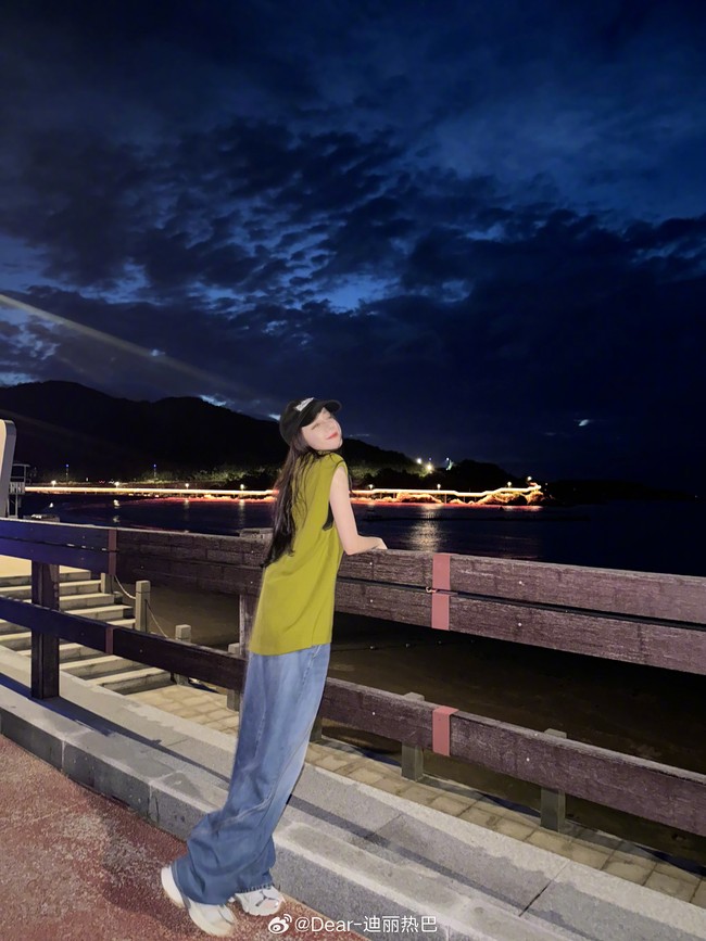 Aktor prianya berasal dari China Timurlaut dan wanitanya berasal dari Xinjiang. Keduanya adalah bintang besar. Bayinya sudah lahir dan semua orang di industri hiburan Beijing sudah tahu, kata Guo Meimei dalam laporan Sina yang dilihat lebih dari 70 juta kali dalam waktu satu jam.Foto: Dok. Weibo Dilraba Dilmurat