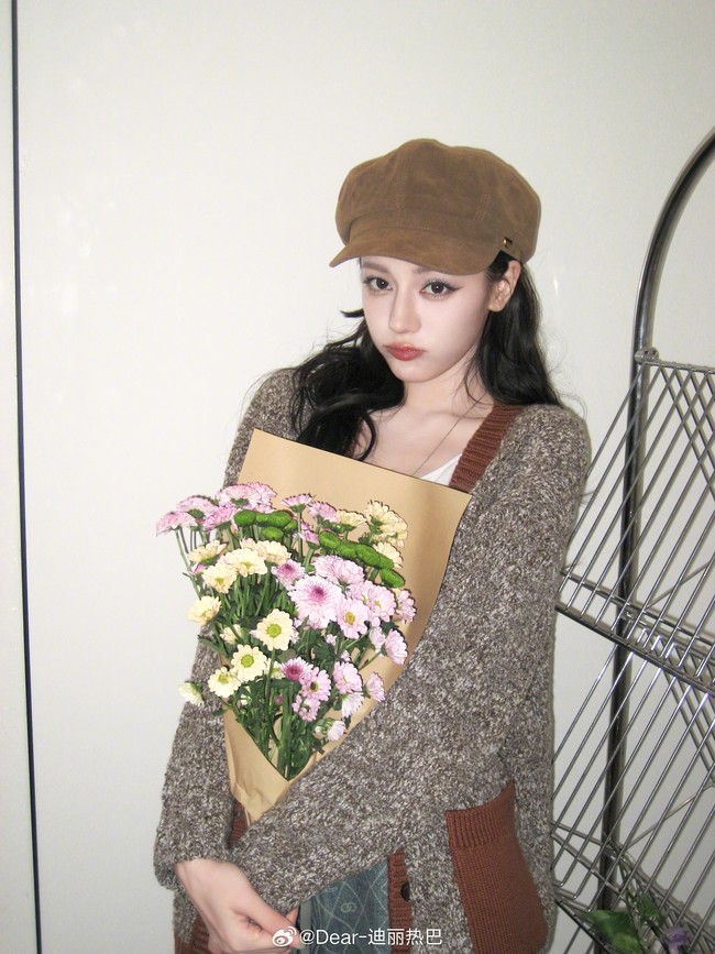 Sebenarnya Dilraba bukan pertama kali digosipkan punya anak. Wanita 32 tahun itu sempat disebut hamil pada tahun 2022. Ketika itu, Dilraba tidak berpartisipasi dalam proyek apapun atau muncul di acara publik padahal sebelumnya ia sangat sibuk dan diketahui terikat paling tidak 30 kontrak iklan.Foto: Dok. Weibo Dilraba Dilmurat