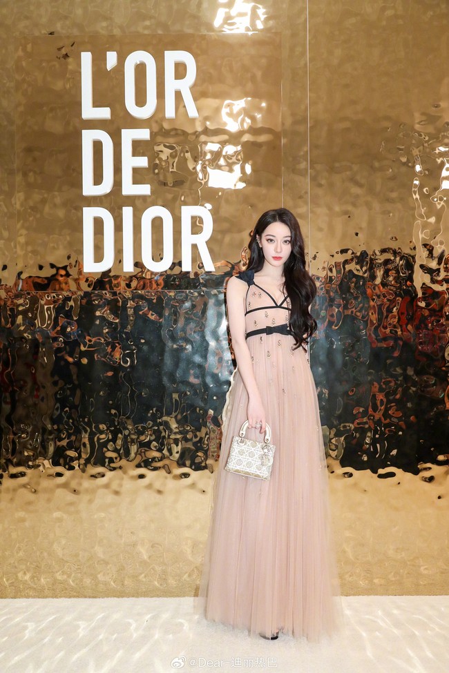 Dilansir Kbizoom, di tahun yang sama Dilraba Dilmurat juga menolak permintaan untuk menghadiri sebuah fashion week di Eropa. Meski kondisinya ketika itu masih pandemi namun Dilraba dikenal sebagai salah satu brand ambassador utama Dior. Foto: Dok. Weibo Dilraba Dilmurat
