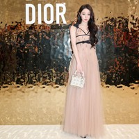 Dilansir Kbizoom, di tahun yang sama Dilraba Dilmurat juga menolak permintaan untuk menghadiri sebuah fashion week di Eropa. Meski kondisinya ketika itu masih pandemi namun Dilraba dikenal sebagai salah satu brand ambassador utama Dior. Foto: Dok. Weibo Dilraba Dilmurat