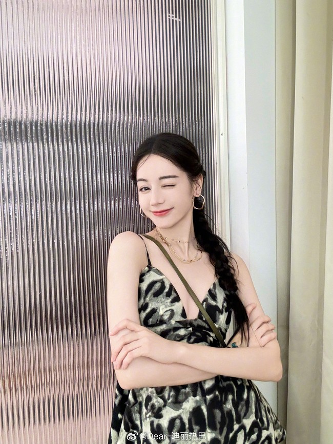 Hal tersebut diungkap oleh mantan selebgram China, Guo Meimei. Dalam siaran langsungnya beberapa waktu lalu, wanita itu mengungkap bahwa ada pasangan selebriti yang punya anak tanpa menikah. Guo Meimei kemudian memberikan deskripsi terkait kedua artis yang disebut aktor terkenal yang membuat publik merujuk kepada Dilraba Dilmurat dan Huang Jingyu. Foto: Dok. Weibo Dilraba Dilmurat