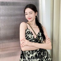 Hal tersebut diungkap oleh mantan selebgram China, Guo Meimei. Dalam siaran langsungnya beberapa waktu lalu, wanita itu mengungkap bahwa ada pasangan selebriti yang punya anak tanpa menikah. Guo Meimei kemudian memberikan deskripsi terkait kedua artis yang disebut aktor terkenal yang membuat publik merujuk kepada Dilraba Dilmurat dan Huang Jingyu. Foto: Dok. Weibo Dilraba Dilmurat