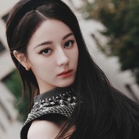 Dilraba yang sempat digosipkan bersembunyi untuk melahirkan selagi ia juga kedapatan mengenakan busana yang menutup bagian tubuh itu pun akhirnya membantah gosip itu melalui timnya.Foto: Dok. Weibo Dilraba Dilmurat