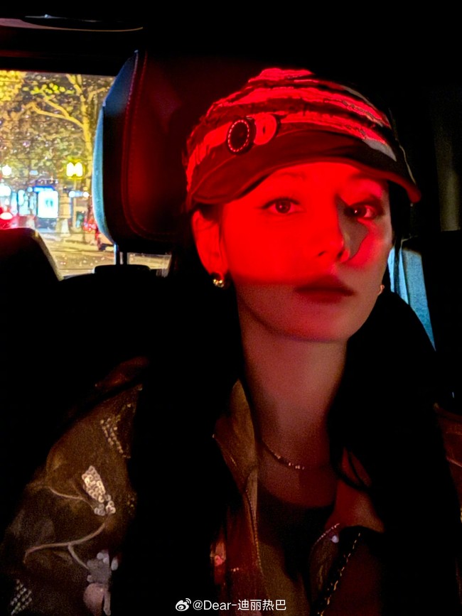 Dilraba Dilmurat sering dikaitkan dengan lawan mainnya, Huang Jingyu. Baru-baru ini gosip mengenai Dilraba dan Huang Jingyu kembali jadi sorotan. Bukan hanya pacaran, mereka bahkan disebut sudah punya anak.Foto: Dok. Weibo Dilraba Dilmurat