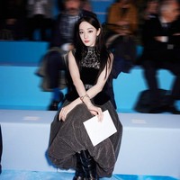 Ini tidak ada hubungannya dengan Reba, jangan dibahas lagi! Rekayasa terkait sudah ditangani secara hukum,” kata tim Dilraba Dilmurat.Foto: Dok. Weibo Dilraba Dilmurat