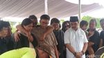 Suasana Haru di Pemakaman Dina Mariana