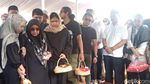 Suasana Haru di Pemakaman Dina Mariana