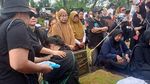 Suasana Haru di Pemakaman Dina Mariana