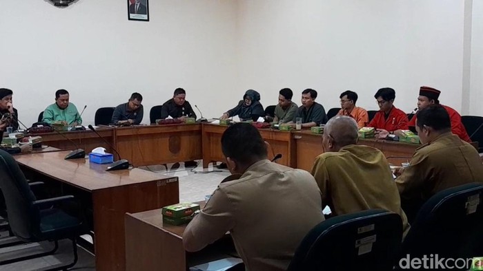 DPRD menggelar audiensi dengan OPD dan camat di Pati terkait dengan pengisian perangkat desa, Senin (4/11/2024).