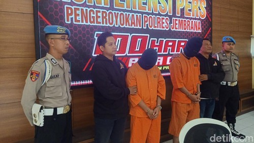 Dua pria berinisial VD DRS dan LAMS yang diduga terlibat dalam pengeroyokan terhadap seorang sopir truk di Jalan Denpasar-Gilimanuk dihadirkan saat konferensi pers di Mapolres Jembrana, Senin (4/11/2024). (Foto: I Putu Adi Budiastrawan/detikBali)