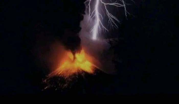 Erupsi Gunung Lewotobi Laki-laki di Flores Timur, NTT, Minggu (3/11/2024). (Istimewa)