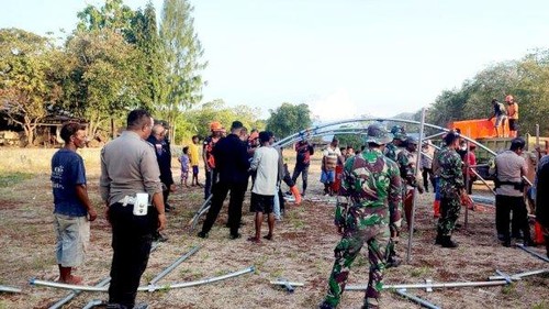 Polisi bersama TNI membangun posko pengungsian imbas erupsi Gunung Lewotobi Laki-laki di Kabupaten Flores Timur, NTT. (Dok. Polda NTT).