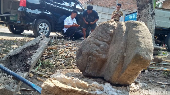 Evakuasi batu arca dicor semen di Klaten, Senin (4/11/2024).
