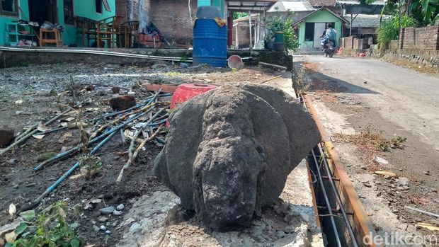 Evakuasi batu arca dicor semen di Klaten, Senin (4/11/2024).