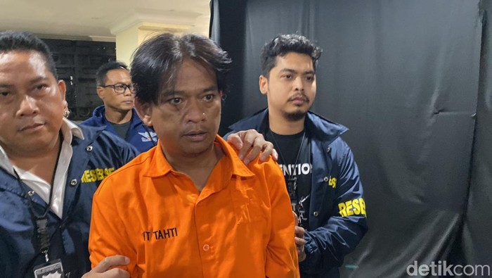 Fauzan Fahmi, pemutilasi wanita di Muara Baru kini berbaju tahanan dan tangan diikat kabel ties.