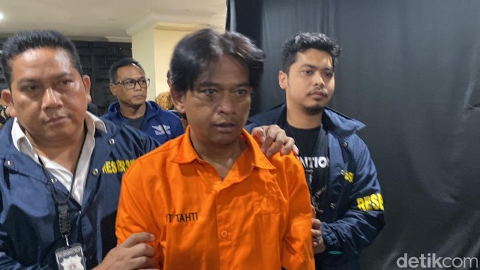 Fauzan Fahmi, pemutilasi wanita di Muara Baru kini berbaju tahanan dan tangan diikat kabel ties.