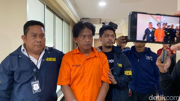 Fauzan Fahmi, pemutilasi wanita di Muara Baru kini berbaju tahanan dan tangan diikat kabel ties.