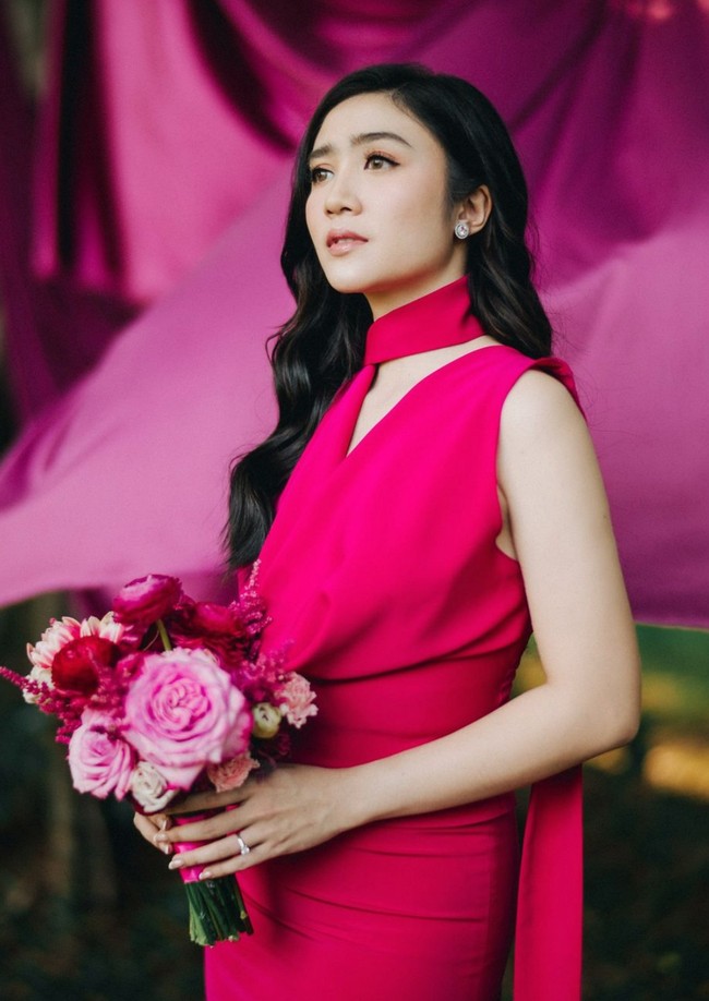 Febby tampil cantik mengenakan dress tanpa lengan berwarna fuschia. Rambut panjang hitamnya dibiarkan terurai dan dibuat bergelombang. Perhiasan yang dikenakannya pun tampak simpel, hanya sepasang anting dan cincin lamaran di jari manisnya. Foto: Instagram/@febbyrastanty