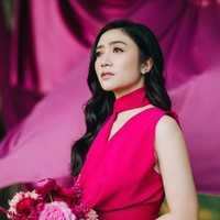 Febby tampil cantik mengenakan dress tanpa lengan berwarna fuschia. Rambut panjang hitamnya dibiarkan terurai dan dibuat bergelombang. Perhiasan yang dikenakannya pun tampak simpel, hanya sepasang anting dan cincin lamaran di jari manisnya. Foto: Instagram/@febbyrastanty