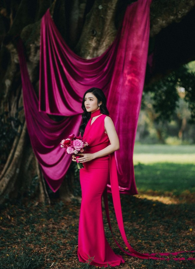 Dress panjang bodycon rancangan Pamela Usanto itu memiliki potongan duyung pada bagian bawahnya yang membuat penampilan Febby semakin terlihat anggun. Pada bagian lehernya juga dilengkapi dengan kain senada seperti sebuah syal panjang yang membuat wanita 28 tahun itu semakin memukau. Foto: Instagram/@febbyrastanty