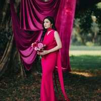 Dress panjang bodycon rancangan Pamela Usanto itu memiliki potongan duyung pada bagian bawahnya yang membuat penampilan Febby semakin terlihat anggun. Pada bagian lehernya juga dilengkapi dengan kain senada seperti sebuah syal panjang yang membuat wanita 28 tahun itu semakin memukau. Foto: Instagram/@febbyrastanty