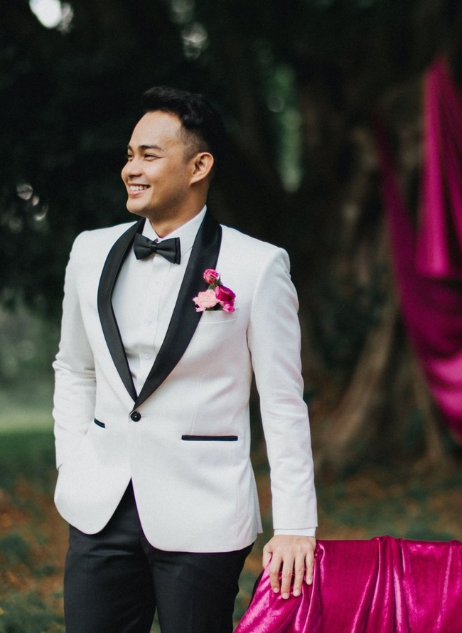 Sementara calon suaminya, Drajat Djumantara, tampil gagah dalam balutan jas putih rancangan SAS Designs. Jas putih dengan list hitam itu dipadukan dengan celana panjang dan dasi kupu-kupu yang juga berwarna hitam. Foto: Instagram/@febbyrastanty