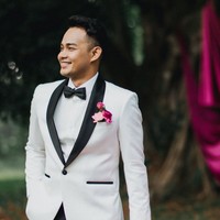 Sementara calon suaminya, Drajat Djumantara, tampil gagah dalam balutan jas putih rancangan SAS Designs. Jas putih dengan list hitam itu dipadukan dengan celana panjang dan dasi kupu-kupu yang juga berwarna hitam. Foto: Instagram/@febbyrastanty