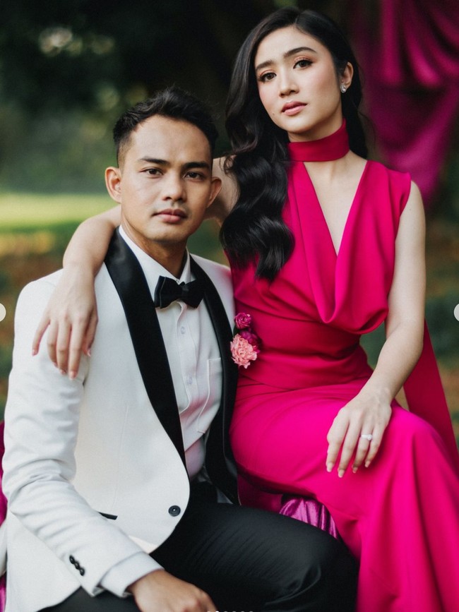 Keduanya juga memamerkan pose kompak dan mesra mereka. For the love of Pink, tulis keterangan unggahan. Tampaknya warna pink memang menjadi favorit Febby. Foto: Instagram/@febbyrastanty