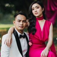 Keduanya juga memamerkan pose kompak dan mesra mereka. For the love of Pink, tulis keterangan unggahan. Tampaknya warna pink memang menjadi favorit Febby. Foto: Instagram/@febbyrastanty
