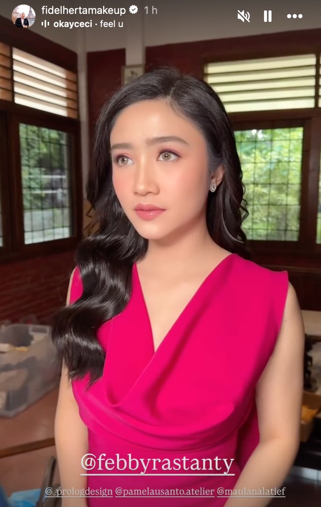 Penampilan Febby kian menawan dengan pulasan makeup hasil tangan MUA Fidela Herta Amalia. Dengan riasan natural glam glowy finish, Febby terlihat semakin cantik. Eyeshadow merah muda dipadukan dengan lipstik senada membuat penampilan Febby juga semakin fresh. Foto: Instagram/@fidelhertamakeup