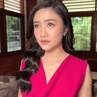 Penampilan Febby kian menawan dengan pulasan makeup hasil tangan MUA Fidela Herta Amalia. Dengan riasan natural glam glowy finish, Febby terlihat semakin cantik. Eyeshadow merah muda dipadukan dengan lipstik senada membuat penampilan Febby juga semakin fresh. Foto: Instagram/@fidelhertamakeup