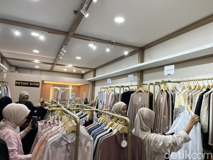 Foto 14 brand hijab dan busana ready-to-wear lokal bersatu dalam Modest Avenue yang berada di Supermall Karawaci, Tangerang.