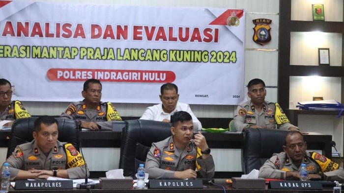 Foto: Kapolres saat rapat evaluasi (Dok Polres Inhu)