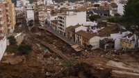 Badan cuaca nasional Spanyol mengatakan bahwa di daerah Chiva yang dilanda banjir parah, hujan turun lebih banyak dalam delapan jam daripada yang turun dalam 20 bulan sebelumnya, dan menyebut banjir itu luar biasa. Daerah lain di pinggiran selatan kota Valencia tidak mendapatkan hujan sebelum tersapu oleh dinding air yang meluap dari kanal drainase. AP/Manu Fernandez