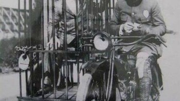 Sel penjara portabel ini tidak jauh berbedadari versi modern di mana pelaku diborgol di belakang mobil polisi. Namun penjara portabel ini bikin siapapun bisa melihat sosok yang ditangkap. Foto ini berasal dari tahun 1920-an dan digunakan di Los Angeles. Foto: Reddit